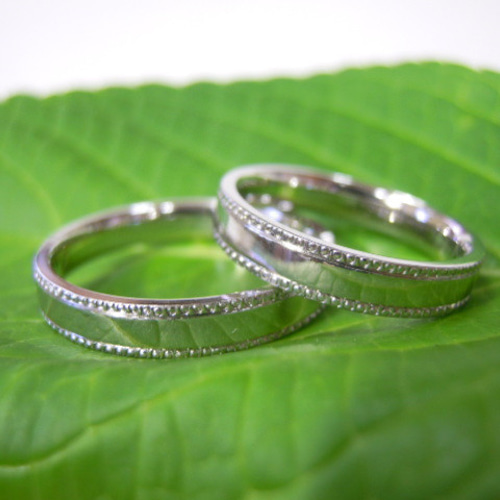 鍛造 結婚指輪 プラチナ pt900 平打ち リング 幅3.7mm 両角の縁