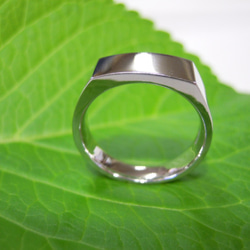 鍛造 結婚指輪 プラチナ pt900 印台リング 幅7mm 横長角の印台 カレッジリング 鏡面 3枚目の画像