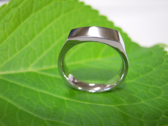 鍛造 結婚指輪 プラチナ pt900 印台リング 幅7mm 横長角の印台 カレッジリング 鏡面 3枚目の画像