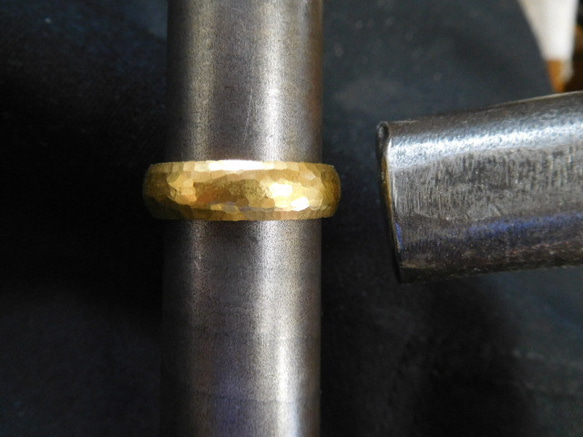 鍛造 結婚指輪 純金 24金 k24 槌目 甲丸 リング 太め 幅5mm くすみ加工 2枚目の画像