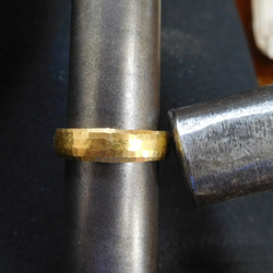 鍛造 結婚指輪 純金 24金 k24 槌目 甲丸 リング 太め 幅5mm くすみ加工 3枚目の画像