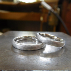 鍛造 結婚指輪 プラチナ pt900 槌目 甲丸 リング 幅2.8mm 白い槌目模様が美しい！ 2枚目の画像