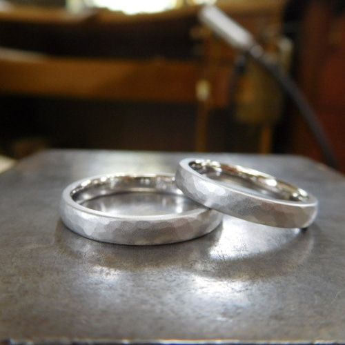 鍛造 結婚指輪 プラチナ  槌目 甲丸 リング 幅 白い槌目模様