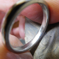 鍛造 結婚指輪 プラチナ pt900 槌目 甲丸 リング 幅2.8mm 白い槌目模様が美しい！ 6枚目の画像