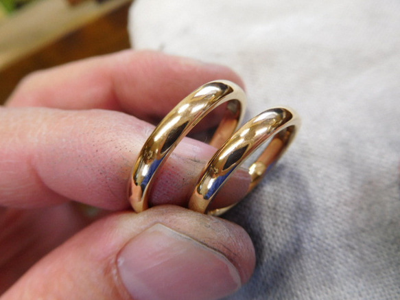 鍛造 結婚指輪 純金 k24 24金 シンプル 甲丸 リング 幅3mm 鏡面仕上げ 3枚目の画像
