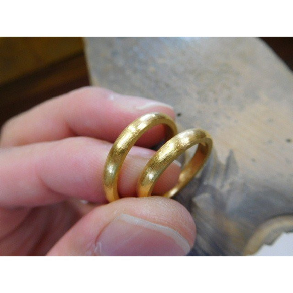 鍛造 結婚指輪 純金 k24 24金 シンプル 甲丸 リング 幅3mm 鏡面仕上げ 6枚目の画像