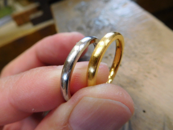 鍛造 結婚指輪 プラチナ1000 k24 純プラチナ 純金 甲丸 リング 幅3mm 荒仕上げ 3枚目の画像