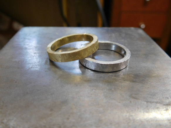 鍛造 結婚指輪 プラチナ1000 k24 純プラチナ 純金 槌目 平打ち リング 幅3mm マット 2枚目の画像