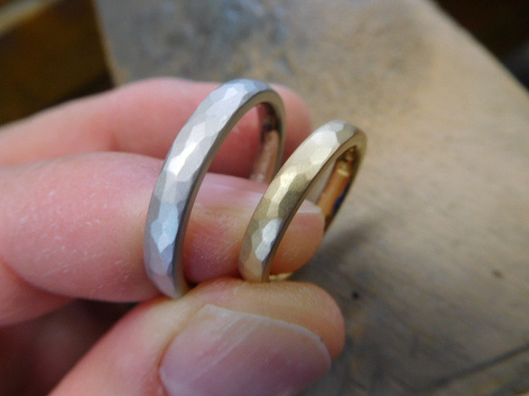 鍛造 結婚指輪 プラチナ1000 純金 純プラチナ k24 槌目 甲丸 リング 幅3mm マット 3枚目の画像