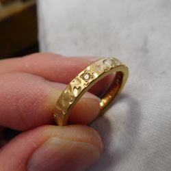 鍛造 結婚指輪 プラチナ1000 純金 純プラチナ k24 桜 槌目 平打ち リング 幅3.5mm 5枚目の画像