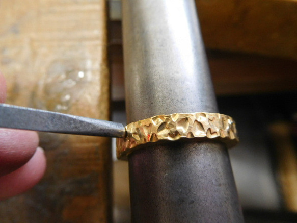 鍛造 結婚指輪 プラチナ1000 純金 純プラチナ k24 桜 槌目 平打ち リング 幅3.5mm 9枚目の画像