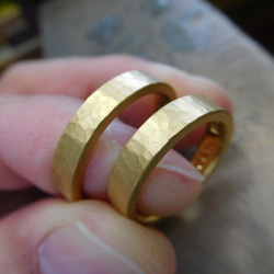 鍛造 結婚指輪 純金 24金 k24 槌目 つちめ 平打ち リング 幅4mm つや消し 3枚目の画像