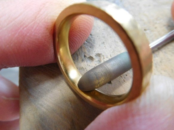 鍛造 結婚指輪 純金 24金 k24 槌目 つちめ 平打ち リング 幅4mm つや消し 5枚目の画像