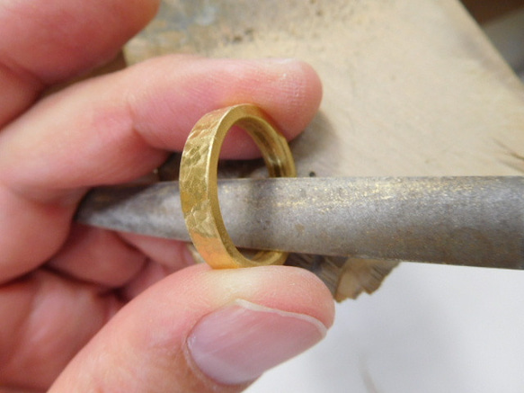 鍛造 結婚指輪 純金 24金 k24 槌目 つちめ 平打ち リング 幅4mm つや消し 6枚目の画像