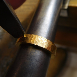鍛造 結婚指輪 純金 24金 k24 槌目 つちめ 平打ち リング 幅4mm つや消し 9枚目の画像