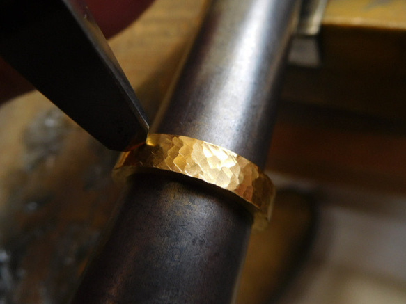 鍛造 結婚指輪 純金 24金 k24 槌目 つちめ 平打ち リング 幅4mm つや消し 9枚目の画像