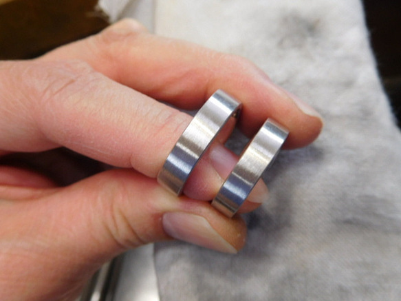 鍛造 結婚指輪 プラチナ1000 純プラチナ プラチナ999 印台リング 横長角 ヘアライン 4枚目の画像