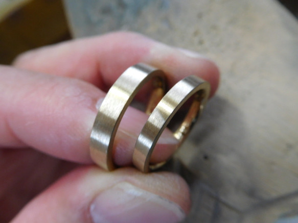 鍛造 結婚指輪 ゴールド 18金 k18 ヘアライン 平打ち リング 男性3.5mm 女性2.5mm 2枚目の画像