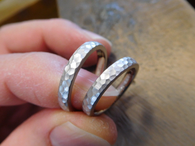 鍛造 結婚指輪 プラチナ1000 純プラチナ プラチナ999 槌目 甲丸 リング 幅3mm マット