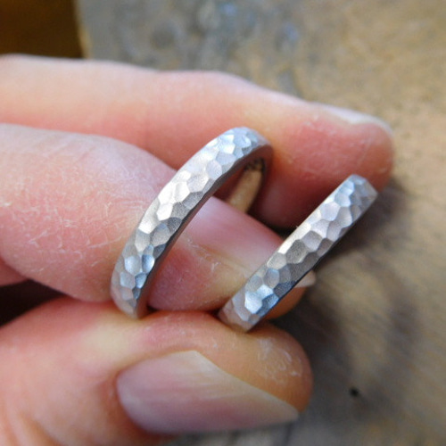 鍛造 結婚指輪 プラチナ1000 純プラチナ プラチナ999 槌目 甲丸 リング