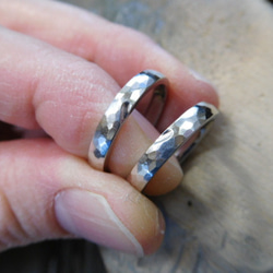 鍛造 結婚指輪 プラチナ1000 純プラチナ プラチナ999 槌目 甲丸 リング 幅3mm ハート 3枚目の画像