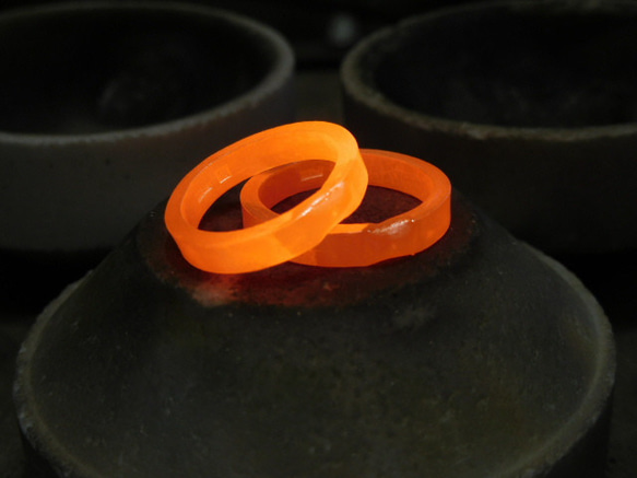 鍛造 結婚指輪 プラチナ1000 純プラチナ プラチナ999 甲丸 リング 幅3mm 光沢 荒仕上げ 9枚目の画像