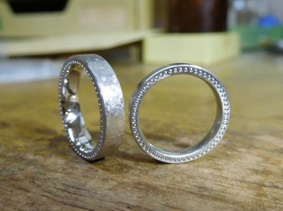 鍛造 結婚指輪 プラチナ pt900 平打ち リング 幅4mm 側面はミル
