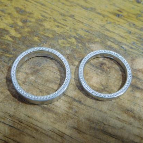 鍛造 結婚指輪 プラチナ pt900 平打ち リング 幅4mm 側面はミル