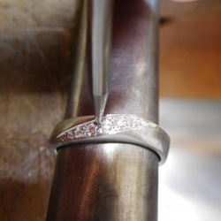 鍛造 結婚指輪 プラチナ pt900 ウェーブ メビウス リング 幅3.5mm 女性ダイヤ付き 4枚目の画像