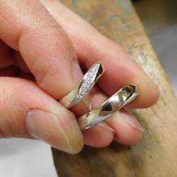 鍛造 結婚指輪 プラチナ pt900 ウェーブ メビウス リング 幅3.5mm 女性ダイヤ付き 2枚目の画像