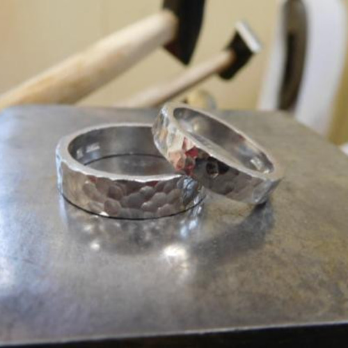 鍛造 結婚指輪 プラチナ pt900 槌目 平打ち リング 男性5.5mm