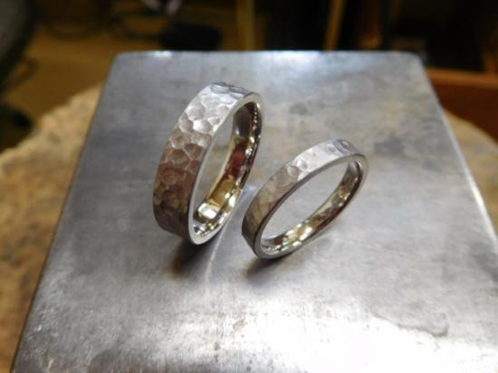鍛造 結婚指輪 プラチナ pt900 槌目 平打ち リング 男性5mm 女性3mm つや消し