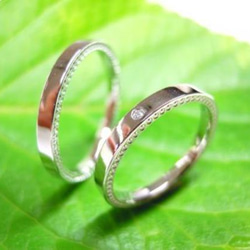 鍛造 結婚指輪 プラチナ pt900 華奢で細め 2.5mm 両サイドミル打ち ダイヤ付き 1枚目の画像