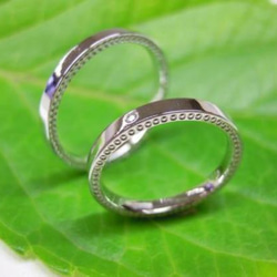 鍛造 結婚指輪 プラチナ pt900 華奢で細め 2.5mm 両サイドミル打ち ダイヤ付き 2枚目の画像