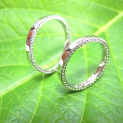 鍛造 結婚指輪 プラチナ pt900 華奢な細いデザイン 2mm リング両サイドにミル打ち 1枚目の画像