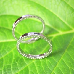 鍛造 結婚指輪 プラチナ pt900 華奢な細いデザイン 2mm リング両サイドにミル打ち 2枚目の画像