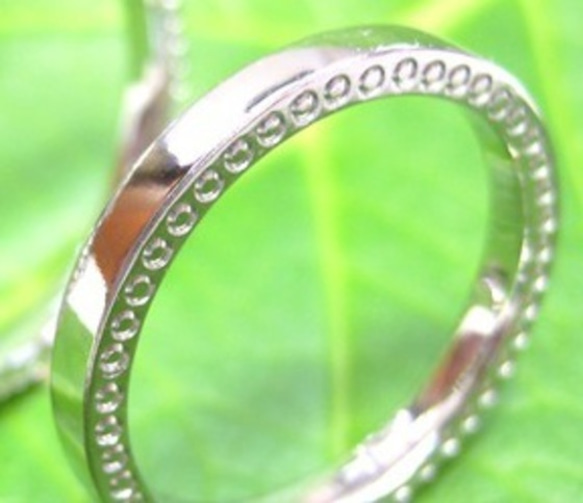 鍛造 結婚指輪 プラチナ pt900 華奢な細いデザイン 2mm リング両サイドにミル打ち 3枚目の画像
