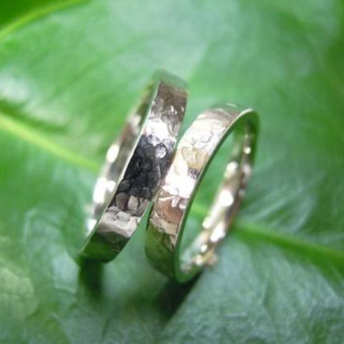 鍛造 結婚指輪 プラチナ pt900 幅3mm 光沢の鎚目加工 シンプルな平打ち