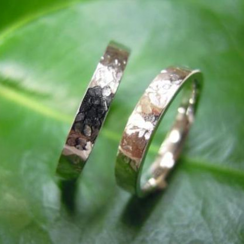 鍛造 結婚指輪 プラチナ pt900 幅3mm 光沢の鎚目加工 シンプルな平打ち