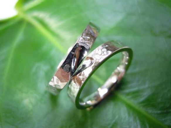 鍛造 結婚指輪 プラチナ pt900 幅3mm 光沢 槌目加工 2つの指輪を合わせるとハート 2枚目の画像