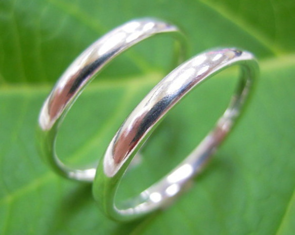 鍛造 結婚指輪 プラチナ pt900 光沢 幅2.5mm 細い 華奢 シンプル 甲丸リング 2枚目の画像