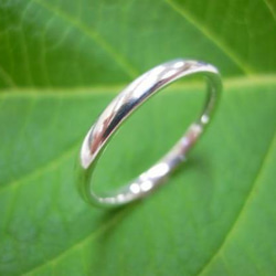 鍛造 結婚指輪 プラチナ pt900 光沢 幅2.5mm 細い 華奢 シンプル 甲丸リング 3枚目の画像