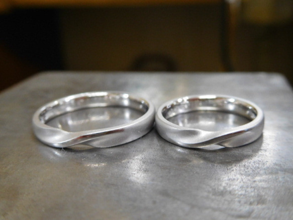 鍛造 結婚指輪 プラチナ pt900 幅2.9mm ひねり ねじれ つや消しの曲線美がGOOD！ 4枚目の画像
