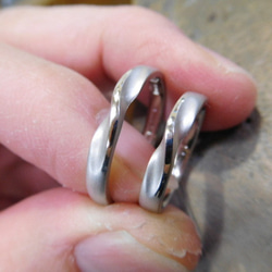 鍛造 結婚指輪 プラチナ pt900 幅2.9mm ひねり ねじれ つや消しの曲線美がGOOD！ 5枚目の画像