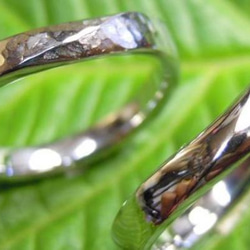 鍛造 結婚指輪 プラチナ pt900 3mm v字 槌目加工 レディースにブルーダイヤ付き 2枚目の画像