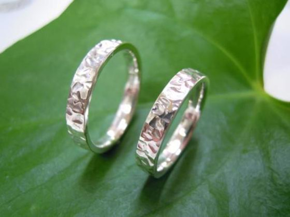 鍛造 結婚指輪 プラチナ pt900 平打ち リング 幅3.5mm 鏡面 桜の花びら 槌目加工 2枚目の画像