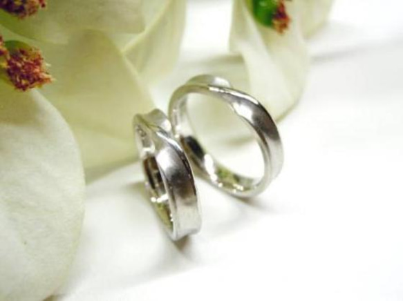鍛造 結婚指輪 プラチナ pt900 ねじれたツイストデザイン 幅2.9mm 鏡面＆つや消し 1枚目の画像