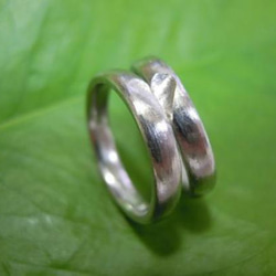 鍛造 結婚指輪 プラチナ pt900 彫金の荒仕上げ 甲丸 リング 幅2.8mm ハート模様 3枚目の画像