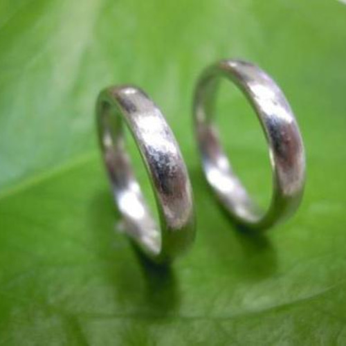 鍛造 結婚指輪 プラチナ pt900 シンプル 甲丸 リング 幅2.8mm 彫金の荒  