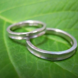 鍛造 結婚指輪 プラチナ pt900 凹んだ甲丸 逆甲丸デザイン 幅3mm 彫金荒仕上げ 3枚目の画像